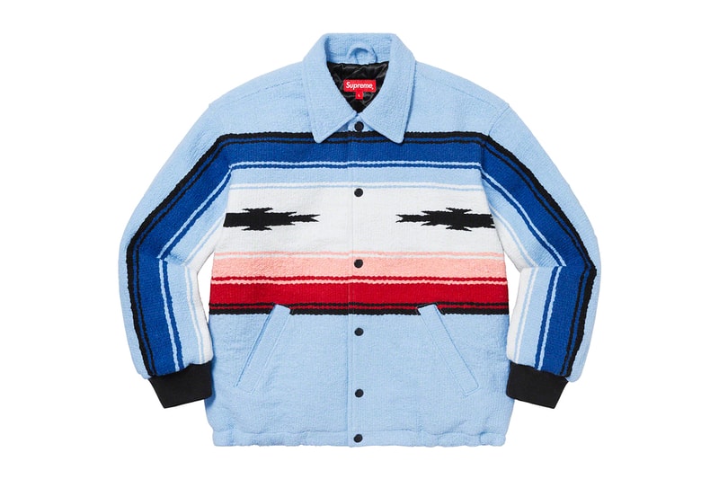 シュプリーム Supreme 2020年秋冬コレクション ジャケット いつも通り、ライトアウターから真冬仕様のダウンまで幅広いアイテムがラインアップ。なかでもLee Scratch Perry（リー・スクラッチ・ペリー）のアートワークを用いたデニムジャケット、定番パートナー〈VANSON（バンソン）〉のレザージャケット、GORE TEX 700-Fill ダウンジャケット、2019年秋冬シーズンに続いて招聘された〈葵産業〉とのコラボによるMA-1、2019年に他界した絵師・佐伯俊男のアートワークを随所にあしらったジャケット、こちらも2019年秋冬に続く登場となる〈Fox Racing（フォックス レーシング）〉製ジャケット、老舗ワークウェアブランド〈RefrigiWear（リフリッジウェア）〉とチームアップしたジャケット&ベスト、2011年秋冬コレクションのムービーから抜いた空中写真を全面プリントしたジップアップジャケット、アニメ『スマーフ（The Smurfs）』とのキャラクターを配置した迷彩柄のGORE TEXジャケットなどが並ぶ。