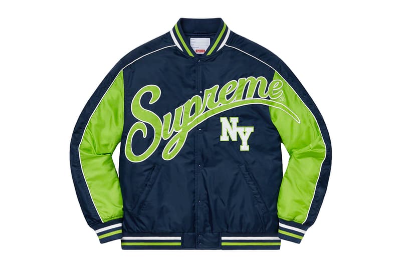 シュプリーム Supreme 2020年秋冬コレクション ジャケット いつも通り、ライトアウターから真冬仕様のダウンまで幅広いアイテムがラインアップ。なかでもLee Scratch Perry（リー・スクラッチ・ペリー）のアートワークを用いたデニムジャケット、定番パートナー〈VANSON（バンソン）〉のレザージャケット、GORE TEX 700-Fill ダウンジャケット、2019年秋冬シーズンに続いて招聘された〈葵産業〉とのコラボによるMA-1、2019年に他界した絵師・佐伯俊男のアートワークを随所にあしらったジャケット、こちらも2019年秋冬に続く登場となる〈Fox Racing（フォックス レーシング）〉製ジャケット、老舗ワークウェアブランド〈RefrigiWear（リフリッジウェア）〉とチームアップしたジャケット&ベスト、2011年秋冬コレクションのムービーから抜いた空中写真を全面プリントしたジップアップジャケット、アニメ『スマーフ（The Smurfs）』とのキャラクターを配置した迷彩柄のGORE TEXジャケットなどが並ぶ。