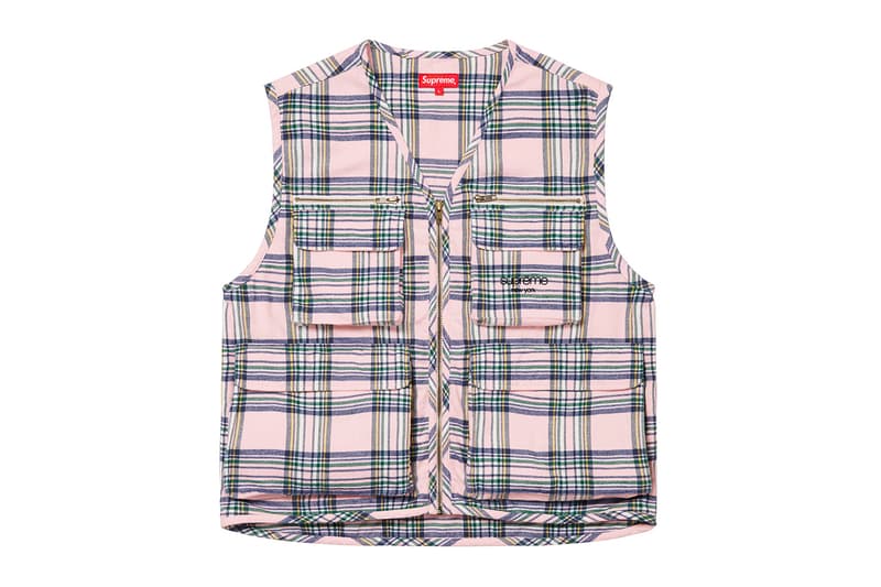 シュプリーム Supreme 2020年秋冬コレクション ジャケット いつも通り、ライトアウターから真冬仕様のダウンまで幅広いアイテムがラインアップ。なかでもLee Scratch Perry（リー・スクラッチ・ペリー）のアートワークを用いたデニムジャケット、定番パートナー〈VANSON（バンソン）〉のレザージャケット、GORE TEX 700-Fill ダウンジャケット、2019年秋冬シーズンに続いて招聘された〈葵産業〉とのコラボによるMA-1、2019年に他界した絵師・佐伯俊男のアートワークを随所にあしらったジャケット、こちらも2019年秋冬に続く登場となる〈Fox Racing（フォックス レーシング）〉製ジャケット、老舗ワークウェアブランド〈RefrigiWear（リフリッジウェア）〉とチームアップしたジャケット&ベスト、2011年秋冬コレクションのムービーから抜いた空中写真を全面プリントしたジップアップジャケット、アニメ『スマーフ（The Smurfs）』とのキャラクターを配置した迷彩柄のGORE TEXジャケットなどが並ぶ。