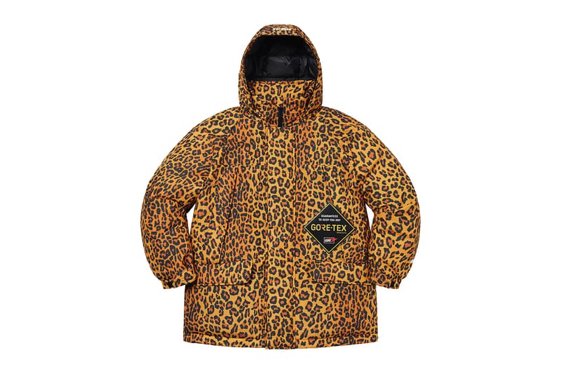 シュプリーム Supreme 2020年秋冬コレクション ジャケット いつも通り、ライトアウターから真冬仕様のダウンまで幅広いアイテムがラインアップ。なかでもLee Scratch Perry（リー・スクラッチ・ペリー）のアートワークを用いたデニムジャケット、定番パートナー〈VANSON（バンソン）〉のレザージャケット、GORE TEX 700-Fill ダウンジャケット、2019年秋冬シーズンに続いて招聘された〈葵産業〉とのコラボによるMA-1、2019年に他界した絵師・佐伯俊男のアートワークを随所にあしらったジャケット、こちらも2019年秋冬に続く登場となる〈Fox Racing（フォックス レーシング）〉製ジャケット、老舗ワークウェアブランド〈RefrigiWear（リフリッジウェア）〉とチームアップしたジャケット&ベスト、2011年秋冬コレクションのムービーから抜いた空中写真を全面プリントしたジップアップジャケット、アニメ『スマーフ（The Smurfs）』とのキャラクターを配置した迷彩柄のGORE TEXジャケットなどが並ぶ。