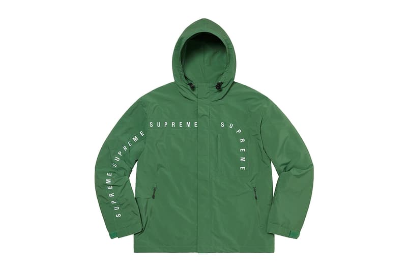 シュプリーム Supreme 2020年秋冬コレクション ジャケット いつも通り、ライトアウターから真冬仕様のダウンまで幅広いアイテムがラインアップ。なかでもLee Scratch Perry（リー・スクラッチ・ペリー）のアートワークを用いたデニムジャケット、定番パートナー〈VANSON（バンソン）〉のレザージャケット、GORE TEX 700-Fill ダウンジャケット、2019年秋冬シーズンに続いて招聘された〈葵産業〉とのコラボによるMA-1、2019年に他界した絵師・佐伯俊男のアートワークを随所にあしらったジャケット、こちらも2019年秋冬に続く登場となる〈Fox Racing（フォックス レーシング）〉製ジャケット、老舗ワークウェアブランド〈RefrigiWear（リフリッジウェア）〉とチームアップしたジャケット&ベスト、2011年秋冬コレクションのムービーから抜いた空中写真を全面プリントしたジップアップジャケット、アニメ『スマーフ（The Smurfs）』とのキャラクターを配置した迷彩柄のGORE TEXジャケットなどが並ぶ。
