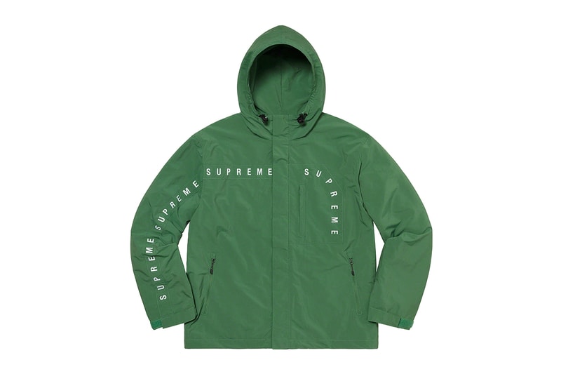 シュプリーム Supreme 2020年秋冬コレクション ジャケット いつも通り、ライトアウターから真冬仕様のダウンまで幅広いアイテムがラインアップ。なかでもLee Scratch Perry（リー・スクラッチ・ペリー）のアートワークを用いたデニムジャケット、定番パートナー〈VANSON（バンソン）〉のレザージャケット、GORE TEX 700-Fill ダウンジャケット、2019年秋冬シーズンに続いて招聘された〈葵産業〉とのコラボによるMA-1、2019年に他界した絵師・佐伯俊男のアートワークを随所にあしらったジャケット、こちらも2019年秋冬に続く登場となる〈Fox Racing（フォックス レーシング）〉製ジャケット、老舗ワークウェアブランド〈RefrigiWear（リフリッジウェア）〉とチームアップしたジャケット&ベスト、2011年秋冬コレクションのムービーから抜いた空中写真を全面プリントしたジップアップジャケット、アニメ『スマーフ（The Smurfs）』とのキャラクターを配置した迷彩柄のGORE TEXジャケットなどが並ぶ。
