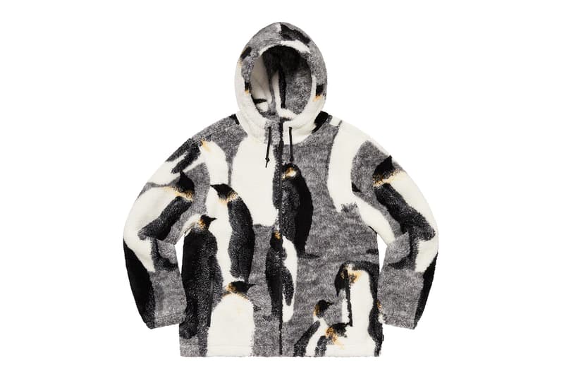 シュプリーム Supreme 2020年秋冬コレクション ジャケット いつも通り、ライトアウターから真冬仕様のダウンまで幅広いアイテムがラインアップ。なかでもLee Scratch Perry（リー・スクラッチ・ペリー）のアートワークを用いたデニムジャケット、定番パートナー〈VANSON（バンソン）〉のレザージャケット、GORE TEX 700-Fill ダウンジャケット、2019年秋冬シーズンに続いて招聘された〈葵産業〉とのコラボによるMA-1、2019年に他界した絵師・佐伯俊男のアートワークを随所にあしらったジャケット、こちらも2019年秋冬に続く登場となる〈Fox Racing（フォックス レーシング）〉製ジャケット、老舗ワークウェアブランド〈RefrigiWear（リフリッジウェア）〉とチームアップしたジャケット&ベスト、2011年秋冬コレクションのムービーから抜いた空中写真を全面プリントしたジップアップジャケット、アニメ『スマーフ（The Smurfs）』とのキャラクターを配置した迷彩柄のGORE TEXジャケットなどが並ぶ。