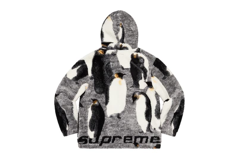 シュプリーム Supreme 2020年秋冬コレクション ジャケット いつも通り、ライトアウターから真冬仕様のダウンまで幅広いアイテムがラインアップ。なかでもLee Scratch Perry（リー・スクラッチ・ペリー）のアートワークを用いたデニムジャケット、定番パートナー〈VANSON（バンソン）〉のレザージャケット、GORE TEX 700-Fill ダウンジャケット、2019年秋冬シーズンに続いて招聘された〈葵産業〉とのコラボによるMA-1、2019年に他界した絵師・佐伯俊男のアートワークを随所にあしらったジャケット、こちらも2019年秋冬に続く登場となる〈Fox Racing（フォックス レーシング）〉製ジャケット、老舗ワークウェアブランド〈RefrigiWear（リフリッジウェア）〉とチームアップしたジャケット&ベスト、2011年秋冬コレクションのムービーから抜いた空中写真を全面プリントしたジップアップジャケット、アニメ『スマーフ（The Smurfs）』とのキャラクターを配置した迷彩柄のGORE TEXジャケットなどが並ぶ。