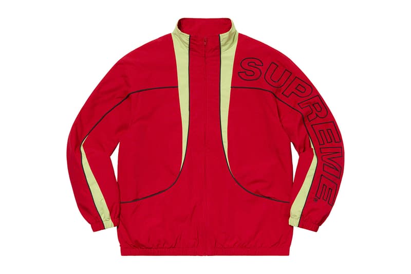 シュプリーム Supreme 2020年秋冬コレクション ジャケット いつも通り、ライトアウターから真冬仕様のダウンまで幅広いアイテムがラインアップ。なかでもLee Scratch Perry（リー・スクラッチ・ペリー）のアートワークを用いたデニムジャケット、定番パートナー〈VANSON（バンソン）〉のレザージャケット、GORE TEX 700-Fill ダウンジャケット、2019年秋冬シーズンに続いて招聘された〈葵産業〉とのコラボによるMA-1、2019年に他界した絵師・佐伯俊男のアートワークを随所にあしらったジャケット、こちらも2019年秋冬に続く登場となる〈Fox Racing（フォックス レーシング）〉製ジャケット、老舗ワークウェアブランド〈RefrigiWear（リフリッジウェア）〉とチームアップしたジャケット&ベスト、2011年秋冬コレクションのムービーから抜いた空中写真を全面プリントしたジップアップジャケット、アニメ『スマーフ（The Smurfs）』とのキャラクターを配置した迷彩柄のGORE TEXジャケットなどが並ぶ。