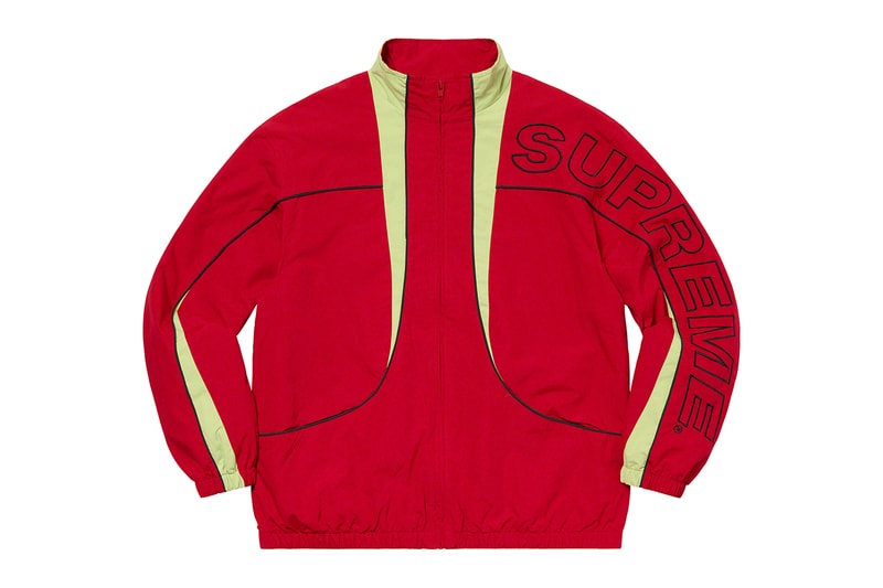 シュプリーム Supreme 2020年秋冬コレクション ジャケット いつも通り、ライトアウターから真冬仕様のダウンまで幅広いアイテムがラインアップ。なかでもLee Scratch Perry（リー・スクラッチ・ペリー）のアートワークを用いたデニムジャケット、定番パートナー〈VANSON（バンソン）〉のレザージャケット、GORE TEX 700-Fill ダウンジャケット、2019年秋冬シーズンに続いて招聘された〈葵産業〉とのコラボによるMA-1、2019年に他界した絵師・佐伯俊男のアートワークを随所にあしらったジャケット、こちらも2019年秋冬に続く登場となる〈Fox Racing（フォックス レーシング）〉製ジャケット、老舗ワークウェアブランド〈RefrigiWear（リフリッジウェア）〉とチームアップしたジャケット&ベスト、2011年秋冬コレクションのムービーから抜いた空中写真を全面プリントしたジップアップジャケット、アニメ『スマーフ（The Smurfs）』とのキャラクターを配置した迷彩柄のGORE TEXジャケットなどが並ぶ。