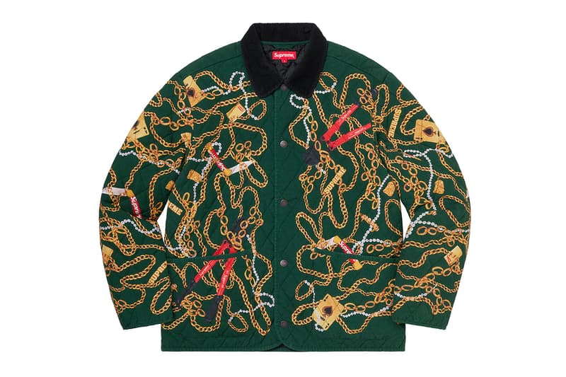 シュプリーム Supreme 2020年秋冬コレクション ジャケット いつも通り、ライトアウターから真冬仕様のダウンまで幅広いアイテムがラインアップ。なかでもLee Scratch Perry（リー・スクラッチ・ペリー）のアートワークを用いたデニムジャケット、定番パートナー〈VANSON（バンソン）〉のレザージャケット、GORE TEX 700-Fill ダウンジャケット、2019年秋冬シーズンに続いて招聘された〈葵産業〉とのコラボによるMA-1、2019年に他界した絵師・佐伯俊男のアートワークを随所にあしらったジャケット、こちらも2019年秋冬に続く登場となる〈Fox Racing（フォックス レーシング）〉製ジャケット、老舗ワークウェアブランド〈RefrigiWear（リフリッジウェア）〉とチームアップしたジャケット&ベスト、2011年秋冬コレクションのムービーから抜いた空中写真を全面プリントしたジップアップジャケット、アニメ『スマーフ（The Smurfs）』とのキャラクターを配置した迷彩柄のGORE TEXジャケットなどが並ぶ。