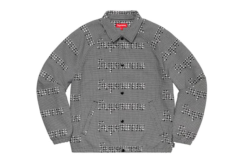 シュプリーム Supreme 2020年秋冬コレクション ジャケット いつも通り、ライトアウターから真冬仕様のダウンまで幅広いアイテムがラインアップ。なかでもLee Scratch Perry（リー・スクラッチ・ペリー）のアートワークを用いたデニムジャケット、定番パートナー〈VANSON（バンソン）〉のレザージャケット、GORE TEX 700-Fill ダウンジャケット、2019年秋冬シーズンに続いて招聘された〈葵産業〉とのコラボによるMA-1、2019年に他界した絵師・佐伯俊男のアートワークを随所にあしらったジャケット、こちらも2019年秋冬に続く登場となる〈Fox Racing（フォックス レーシング）〉製ジャケット、老舗ワークウェアブランド〈RefrigiWear（リフリッジウェア）〉とチームアップしたジャケット&ベスト、2011年秋冬コレクションのムービーから抜いた空中写真を全面プリントしたジップアップジャケット、アニメ『スマーフ（The Smurfs）』とのキャラクターを配置した迷彩柄のGORE TEXジャケットなどが並ぶ。