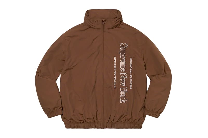 シュプリーム Supreme 2020年秋冬コレクション ジャケット いつも通り、ライトアウターから真冬仕様のダウンまで幅広いアイテムがラインアップ。なかでもLee Scratch Perry（リー・スクラッチ・ペリー）のアートワークを用いたデニムジャケット、定番パートナー〈VANSON（バンソン）〉のレザージャケット、GORE TEX 700-Fill ダウンジャケット、2019年秋冬シーズンに続いて招聘された〈葵産業〉とのコラボによるMA-1、2019年に他界した絵師・佐伯俊男のアートワークを随所にあしらったジャケット、こちらも2019年秋冬に続く登場となる〈Fox Racing（フォックス レーシング）〉製ジャケット、老舗ワークウェアブランド〈RefrigiWear（リフリッジウェア）〉とチームアップしたジャケット&ベスト、2011年秋冬コレクションのムービーから抜いた空中写真を全面プリントしたジップアップジャケット、アニメ『スマーフ（The Smurfs）』とのキャラクターを配置した迷彩柄のGORE TEXジャケットなどが並ぶ。