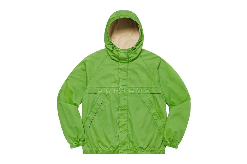 シュプリーム Supreme 2020年秋冬コレクション ジャケット いつも通り、ライトアウターから真冬仕様のダウンまで幅広いアイテムがラインアップ。なかでもLee Scratch Perry（リー・スクラッチ・ペリー）のアートワークを用いたデニムジャケット、定番パートナー〈VANSON（バンソン）〉のレザージャケット、GORE TEX 700-Fill ダウンジャケット、2019年秋冬シーズンに続いて招聘された〈葵産業〉とのコラボによるMA-1、2019年に他界した絵師・佐伯俊男のアートワークを随所にあしらったジャケット、こちらも2019年秋冬に続く登場となる〈Fox Racing（フォックス レーシング）〉製ジャケット、老舗ワークウェアブランド〈RefrigiWear（リフリッジウェア）〉とチームアップしたジャケット&ベスト、2011年秋冬コレクションのムービーから抜いた空中写真を全面プリントしたジップアップジャケット、アニメ『スマーフ（The Smurfs）』とのキャラクターを配置した迷彩柄のGORE TEXジャケットなどが並ぶ。