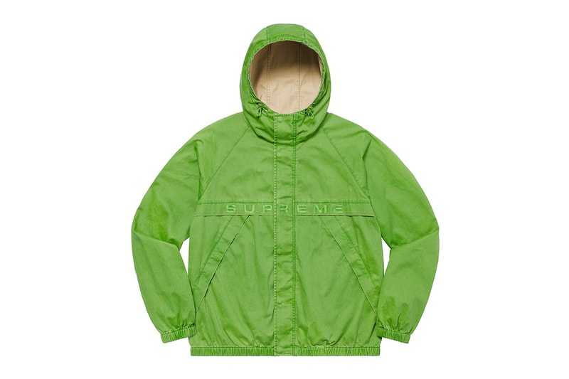 シュプリーム Supreme 2020年秋冬コレクション ジャケット いつも通り、ライトアウターから真冬仕様のダウンまで幅広いアイテムがラインアップ。なかでもLee Scratch Perry（リー・スクラッチ・ペリー）のアートワークを用いたデニムジャケット、定番パートナー〈VANSON（バンソン）〉のレザージャケット、GORE TEX 700-Fill ダウンジャケット、2019年秋冬シーズンに続いて招聘された〈葵産業〉とのコラボによるMA-1、2019年に他界した絵師・佐伯俊男のアートワークを随所にあしらったジャケット、こちらも2019年秋冬に続く登場となる〈Fox Racing（フォックス レーシング）〉製ジャケット、老舗ワークウェアブランド〈RefrigiWear（リフリッジウェア）〉とチームアップしたジャケット&ベスト、2011年秋冬コレクションのムービーから抜いた空中写真を全面プリントしたジップアップジャケット、アニメ『スマーフ（The Smurfs）』とのキャラクターを配置した迷彩柄のGORE TEXジャケットなどが並ぶ。
