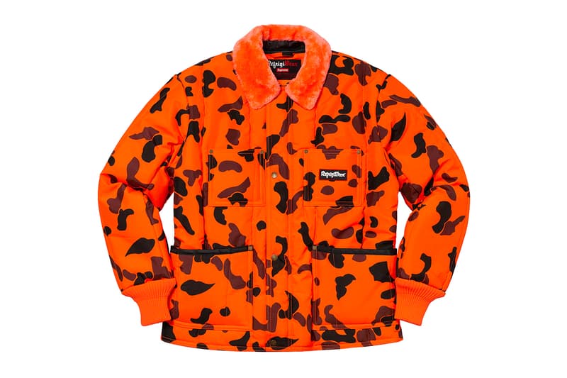 シュプリーム Supreme 2020年秋冬コレクション ジャケット いつも通り、ライトアウターから真冬仕様のダウンまで幅広いアイテムがラインアップ。なかでもLee Scratch Perry（リー・スクラッチ・ペリー）のアートワークを用いたデニムジャケット、定番パートナー〈VANSON（バンソン）〉のレザージャケット、GORE TEX 700-Fill ダウンジャケット、2019年秋冬シーズンに続いて招聘された〈葵産業〉とのコラボによるMA-1、2019年に他界した絵師・佐伯俊男のアートワークを随所にあしらったジャケット、こちらも2019年秋冬に続く登場となる〈Fox Racing（フォックス レーシング）〉製ジャケット、老舗ワークウェアブランド〈RefrigiWear（リフリッジウェア）〉とチームアップしたジャケット&ベスト、2011年秋冬コレクションのムービーから抜いた空中写真を全面プリントしたジップアップジャケット、アニメ『スマーフ（The Smurfs）』とのキャラクターを配置した迷彩柄のGORE TEXジャケットなどが並ぶ。