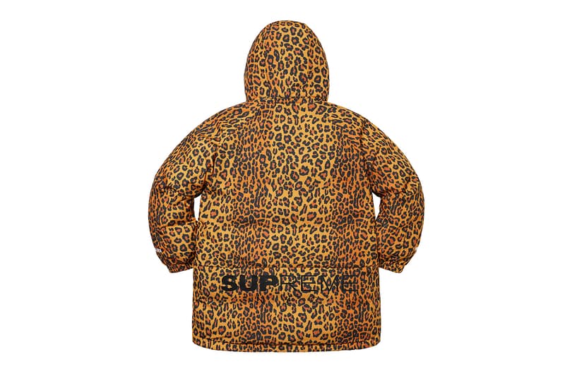 シュプリーム Supreme 2020年秋冬コレクション ジャケット いつも通り、ライトアウターから真冬仕様のダウンまで幅広いアイテムがラインアップ。なかでもLee Scratch Perry（リー・スクラッチ・ペリー）のアートワークを用いたデニムジャケット、定番パートナー〈VANSON（バンソン）〉のレザージャケット、GORE TEX 700-Fill ダウンジャケット、2019年秋冬シーズンに続いて招聘された〈葵産業〉とのコラボによるMA-1、2019年に他界した絵師・佐伯俊男のアートワークを随所にあしらったジャケット、こちらも2019年秋冬に続く登場となる〈Fox Racing（フォックス レーシング）〉製ジャケット、老舗ワークウェアブランド〈RefrigiWear（リフリッジウェア）〉とチームアップしたジャケット&ベスト、2011年秋冬コレクションのムービーから抜いた空中写真を全面プリントしたジップアップジャケット、アニメ『スマーフ（The Smurfs）』とのキャラクターを配置した迷彩柄のGORE TEXジャケットなどが並ぶ。