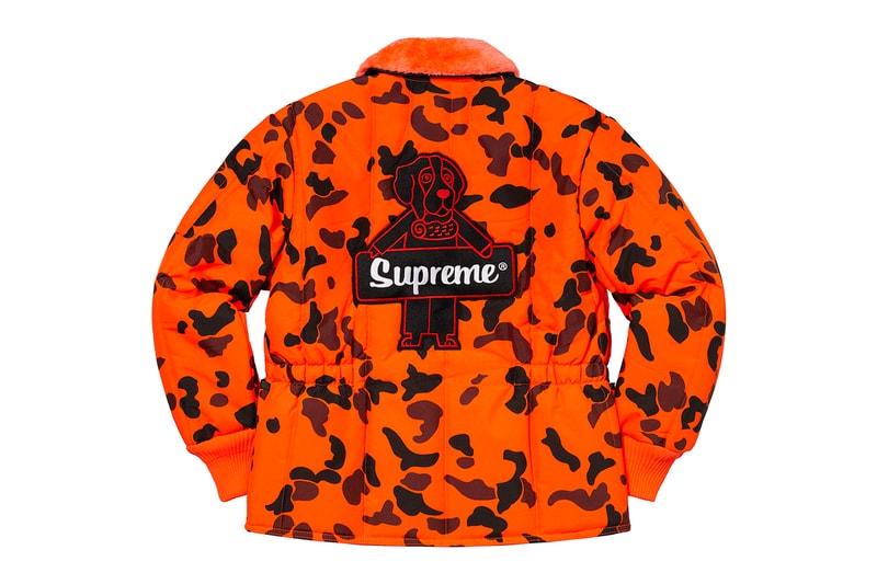 シュプリーム Supreme 2020年秋冬コレクション ジャケット いつも通り、ライトアウターから真冬仕様のダウンまで幅広いアイテムがラインアップ。なかでもLee Scratch Perry（リー・スクラッチ・ペリー）のアートワークを用いたデニムジャケット、定番パートナー〈VANSON（バンソン）〉のレザージャケット、GORE TEX 700-Fill ダウンジャケット、2019年秋冬シーズンに続いて招聘された〈葵産業〉とのコラボによるMA-1、2019年に他界した絵師・佐伯俊男のアートワークを随所にあしらったジャケット、こちらも2019年秋冬に続く登場となる〈Fox Racing（フォックス レーシング）〉製ジャケット、老舗ワークウェアブランド〈RefrigiWear（リフリッジウェア）〉とチームアップしたジャケット&ベスト、2011年秋冬コレクションのムービーから抜いた空中写真を全面プリントしたジップアップジャケット、アニメ『スマーフ（The Smurfs）』とのキャラクターを配置した迷彩柄のGORE TEXジャケットなどが並ぶ。