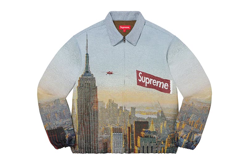 シュプリーム Supreme 2020年秋冬コレクション ジャケット いつも通り、ライトアウターから真冬仕様のダウンまで幅広いアイテムがラインアップ。なかでもLee Scratch Perry（リー・スクラッチ・ペリー）のアートワークを用いたデニムジャケット、定番パートナー〈VANSON（バンソン）〉のレザージャケット、GORE TEX 700-Fill ダウンジャケット、2019年秋冬シーズンに続いて招聘された〈葵産業〉とのコラボによるMA-1、2019年に他界した絵師・佐伯俊男のアートワークを随所にあしらったジャケット、こちらも2019年秋冬に続く登場となる〈Fox Racing（フォックス レーシング）〉製ジャケット、老舗ワークウェアブランド〈RefrigiWear（リフリッジウェア）〉とチームアップしたジャケット&ベスト、2011年秋冬コレクションのムービーから抜いた空中写真を全面プリントしたジップアップジャケット、アニメ『スマーフ（The Smurfs）』とのキャラクターを配置した迷彩柄のGORE TEXジャケットなどが並ぶ。