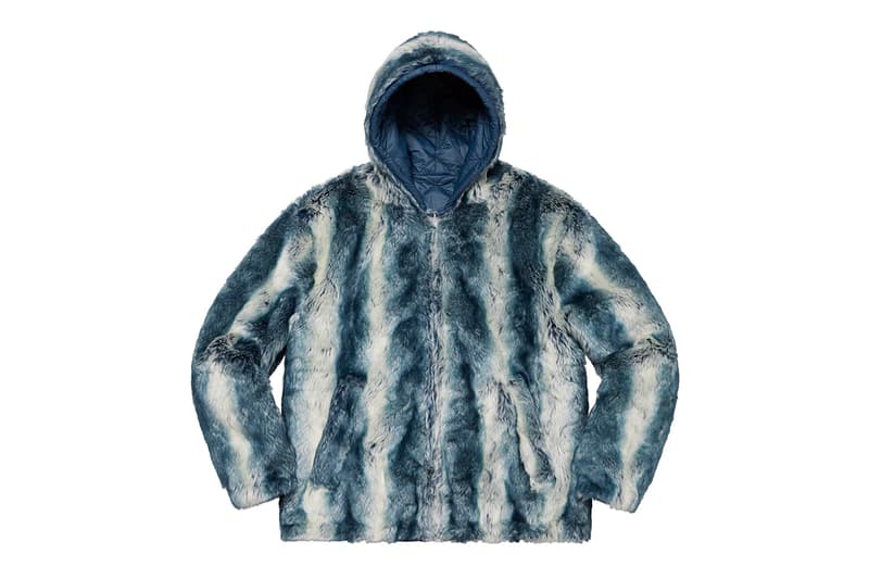 シュプリーム Supreme 2020年秋冬コレクション ジャケット いつも通り、ライトアウターから真冬仕様のダウンまで幅広いアイテムがラインアップ。なかでもLee Scratch Perry（リー・スクラッチ・ペリー）のアートワークを用いたデニムジャケット、定番パートナー〈VANSON（バンソン）〉のレザージャケット、GORE TEX 700-Fill ダウンジャケット、2019年秋冬シーズンに続いて招聘された〈葵産業〉とのコラボによるMA-1、2019年に他界した絵師・佐伯俊男のアートワークを随所にあしらったジャケット、こちらも2019年秋冬に続く登場となる〈Fox Racing（フォックス レーシング）〉製ジャケット、老舗ワークウェアブランド〈RefrigiWear（リフリッジウェア）〉とチームアップしたジャケット&ベスト、2011年秋冬コレクションのムービーから抜いた空中写真を全面プリントしたジップアップジャケット、アニメ『スマーフ（The Smurfs）』とのキャラクターを配置した迷彩柄のGORE TEXジャケットなどが並ぶ。