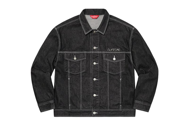シュプリーム Supreme 2020年秋冬コレクション ジャケット いつも通り、ライトアウターから真冬仕様のダウンまで幅広いアイテムがラインアップ。なかでもLee Scratch Perry（リー・スクラッチ・ペリー）のアートワークを用いたデニムジャケット、定番パートナー〈VANSON（バンソン）〉のレザージャケット、GORE TEX 700-Fill ダウンジャケット、2019年秋冬シーズンに続いて招聘された〈葵産業〉とのコラボによるMA-1、2019年に他界した絵師・佐伯俊男のアートワークを随所にあしらったジャケット、こちらも2019年秋冬に続く登場となる〈Fox Racing（フォックス レーシング）〉製ジャケット、老舗ワークウェアブランド〈RefrigiWear（リフリッジウェア）〉とチームアップしたジャケット&ベスト、2011年秋冬コレクションのムービーから抜いた空中写真を全面プリントしたジップアップジャケット、アニメ『スマーフ（The Smurfs）』とのキャラクターを配置した迷彩柄のGORE TEXジャケットなどが並ぶ。