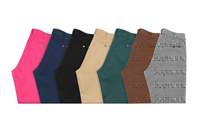 シュプリーム Supreme 2020年秋冬コレクション パンツ 今季はボンテージパンツやスタッズ付きのワークパンツといったパンク要素溢れるものから、アニメ『スマーフ（The Smurfs）』や〈Fox Racing（フォックス レーシング）〉とのコラボピース、絵師・佐伯俊男、Lee Scratch Perry（リー・スクラッチ・ペリー）のアートワークを使ったデニムパンツなどセットアップで着こなしたいアイテムまでが揃う。その他にもカーペンターパンツ、ナイロンパンツ、ベロアパンツ、カーゴパンツなど幅広いスタイルに対応できるピースが多数ラインアップ。