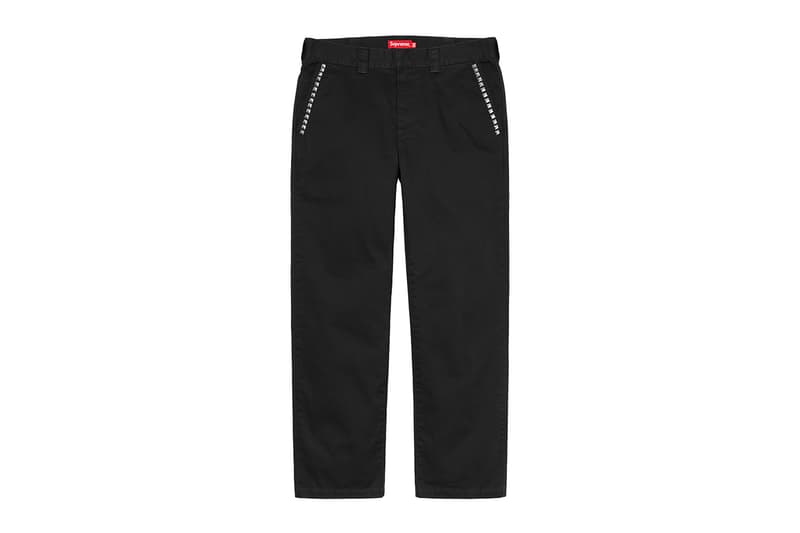 シュプリーム Supreme 2020年秋冬コレクション パンツ 今季はボンテージパンツやスタッズ付きのワークパンツといったパンク要素溢れるものから、アニメ『スマーフ（The Smurfs）』や〈Fox Racing（フォックス レーシング）〉とのコラボピース、絵師・佐伯俊男、Lee Scratch Perry（リー・スクラッチ・ペリー）のアートワークを使ったデニムパンツなどセットアップで着こなしたいアイテムまでが揃う。その他にもカーペンターパンツ、ナイロンパンツ、ベロアパンツ、カーゴパンツなど幅広いスタイルに対応できるピースが多数ラインアップ。