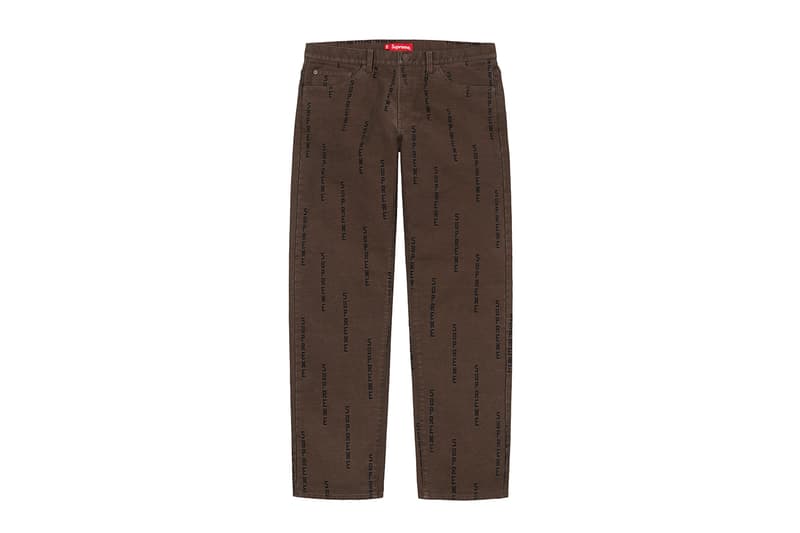 シュプリーム Supreme 2020年秋冬コレクション パンツ 今季はボンテージパンツやスタッズ付きのワークパンツといったパンク要素溢れるものから、アニメ『スマーフ（The Smurfs）』や〈Fox Racing（フォックス レーシング）〉とのコラボピース、絵師・佐伯俊男、Lee Scratch Perry（リー・スクラッチ・ペリー）のアートワークを使ったデニムパンツなどセットアップで着こなしたいアイテムまでが揃う。その他にもカーペンターパンツ、ナイロンパンツ、ベロアパンツ、カーゴパンツなど幅広いスタイルに対応できるピースが多数ラインアップ。