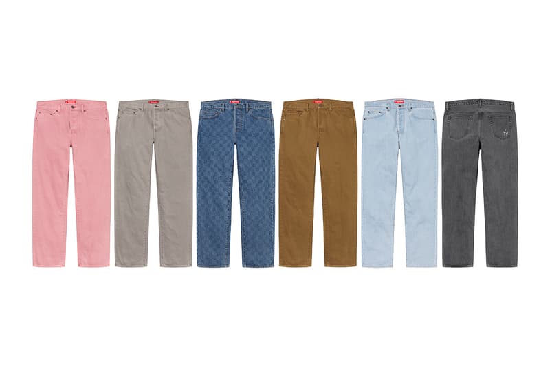 シュプリーム Supreme 2020年秋冬コレクション パンツ 今季はボンテージパンツやスタッズ付きのワークパンツといったパンク要素溢れるものから、アニメ『スマーフ（The Smurfs）』や〈Fox Racing（フォックス レーシング）〉とのコラボピース、絵師・佐伯俊男、Lee Scratch Perry（リー・スクラッチ・ペリー）のアートワークを使ったデニムパンツなどセットアップで着こなしたいアイテムまでが揃う。その他にもカーペンターパンツ、ナイロンパンツ、ベロアパンツ、カーゴパンツなど幅広いスタイルに対応できるピースが多数ラインアップ。
