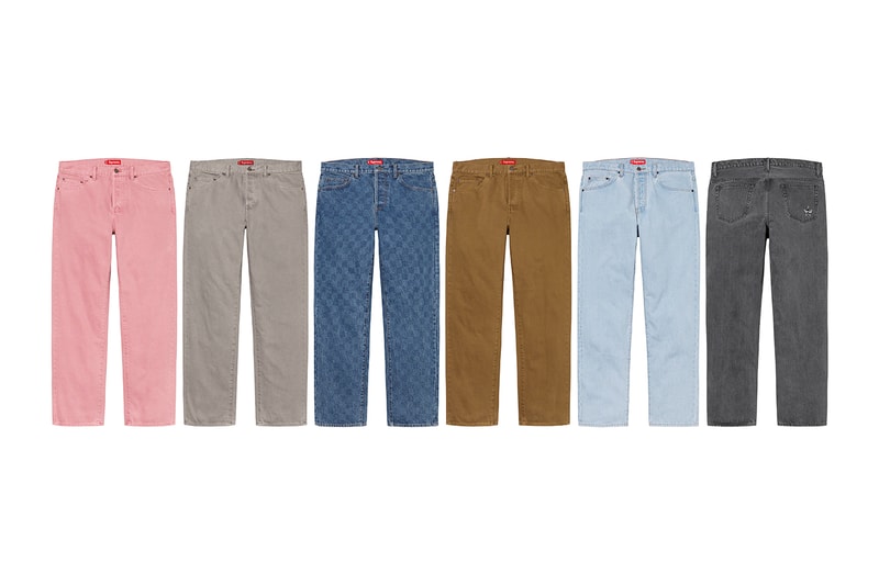 シュプリーム Supreme 2020年秋冬コレクション パンツ 今季はボンテージパンツやスタッズ付きのワークパンツといったパンク要素溢れるものから、アニメ『スマーフ（The Smurfs）』や〈Fox Racing（フォックス レーシング）〉とのコラボピース、絵師・佐伯俊男、Lee Scratch Perry（リー・スクラッチ・ペリー）のアートワークを使ったデニムパンツなどセットアップで着こなしたいアイテムまでが揃う。その他にもカーペンターパンツ、ナイロンパンツ、ベロアパンツ、カーゴパンツなど幅広いスタイルに対応できるピースが多数ラインアップ。