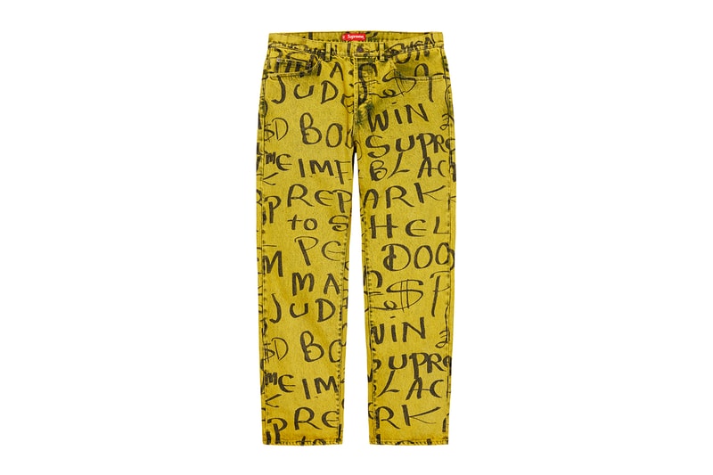 シュプリーム Supreme 2020年秋冬コレクション パンツ 今季はボンテージパンツやスタッズ付きのワークパンツといったパンク要素溢れるものから、アニメ『スマーフ（The Smurfs）』や〈Fox Racing（フォックス レーシング）〉とのコラボピース、絵師・佐伯俊男、Lee Scratch Perry（リー・スクラッチ・ペリー）のアートワークを使ったデニムパンツなどセットアップで着こなしたいアイテムまでが揃う。その他にもカーペンターパンツ、ナイロンパンツ、ベロアパンツ、カーゴパンツなど幅広いスタイルに対応できるピースが多数ラインアップ。