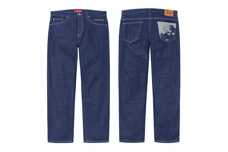 シュプリーム Supreme 2020年秋冬コレクション パンツ 今季はボンテージパンツやスタッズ付きのワークパンツといったパンク要素溢れるものから、アニメ『スマーフ（The Smurfs）』や〈Fox Racing（フォックス レーシング）〉とのコラボピース、絵師・佐伯俊男、Lee Scratch Perry（リー・スクラッチ・ペリー）のアートワークを使ったデニムパンツなどセットアップで着こなしたいアイテムまでが揃う。その他にもカーペンターパンツ、ナイロンパンツ、ベロアパンツ、カーゴパンツなど幅広いスタイルに対応できるピースが多数ラインアップ。