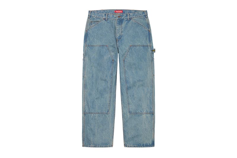 シュプリーム Supreme 2020年秋冬コレクション パンツ 今季はボンテージパンツやスタッズ付きのワークパンツといったパンク要素溢れるものから、アニメ『スマーフ（The Smurfs）』や〈Fox Racing（フォックス レーシング）〉とのコラボピース、絵師・佐伯俊男、Lee Scratch Perry（リー・スクラッチ・ペリー）のアートワークを使ったデニムパンツなどセットアップで着こなしたいアイテムまでが揃う。その他にもカーペンターパンツ、ナイロンパンツ、ベロアパンツ、カーゴパンツなど幅広いスタイルに対応できるピースが多数ラインアップ。