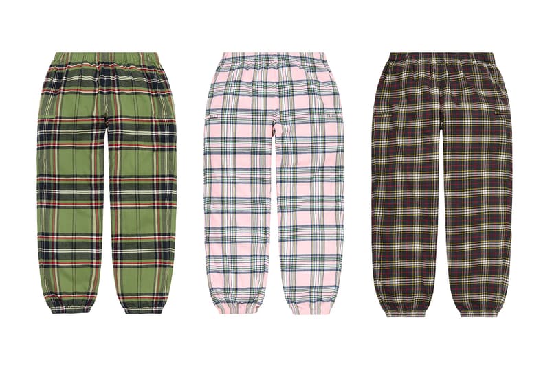 シュプリーム Supreme 2020年秋冬コレクション パンツ 今季はボンテージパンツやスタッズ付きのワークパンツといったパンク要素溢れるものから、アニメ『スマーフ（The Smurfs）』や〈Fox Racing（フォックス レーシング）〉とのコラボピース、絵師・佐伯俊男、Lee Scratch Perry（リー・スクラッチ・ペリー）のアートワークを使ったデニムパンツなどセットアップで着こなしたいアイテムまでが揃う。その他にもカーペンターパンツ、ナイロンパンツ、ベロアパンツ、カーゴパンツなど幅広いスタイルに対応できるピースが多数ラインアップ。