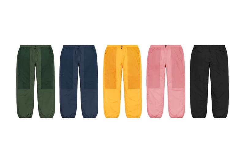 シュプリーム Supreme 2020年秋冬コレクション パンツ 今季はボンテージパンツやスタッズ付きのワークパンツといったパンク要素溢れるものから、アニメ『スマーフ（The Smurfs）』や〈Fox Racing（フォックス レーシング）〉とのコラボピース、絵師・佐伯俊男、Lee Scratch Perry（リー・スクラッチ・ペリー）のアートワークを使ったデニムパンツなどセットアップで着こなしたいアイテムまでが揃う。その他にもカーペンターパンツ、ナイロンパンツ、ベロアパンツ、カーゴパンツなど幅広いスタイルに対応できるピースが多数ラインアップ。