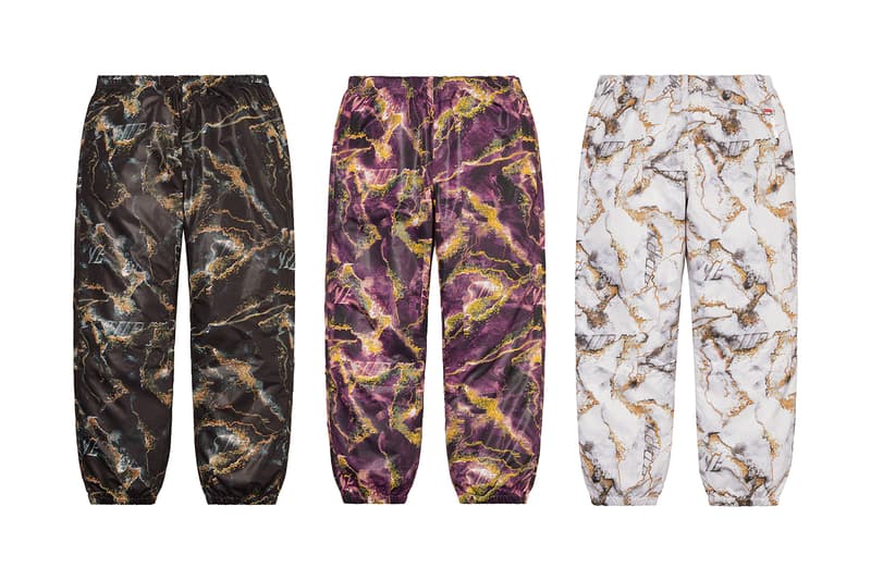 シュプリーム Supreme 2020年秋冬コレクション パンツ 今季はボンテージパンツやスタッズ付きのワークパンツといったパンク要素溢れるものから、アニメ『スマーフ（The Smurfs）』や〈Fox Racing（フォックス レーシング）〉とのコラボピース、絵師・佐伯俊男、Lee Scratch Perry（リー・スクラッチ・ペリー）のアートワークを使ったデニムパンツなどセットアップで着こなしたいアイテムまでが揃う。その他にもカーペンターパンツ、ナイロンパンツ、ベロアパンツ、カーゴパンツなど幅広いスタイルに対応できるピースが多数ラインアップ。