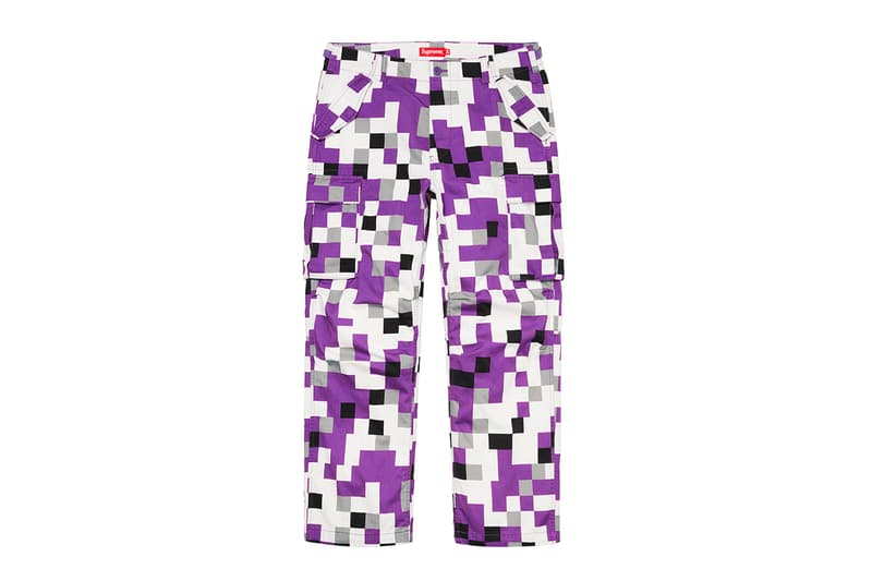 シュプリーム Supreme 2020年秋冬コレクション パンツ 今季はボンテージパンツやスタッズ付きのワークパンツといったパンク要素溢れるものから、アニメ『スマーフ（The Smurfs）』や〈Fox Racing（フォックス レーシング）〉とのコラボピース、絵師・佐伯俊男、Lee Scratch Perry（リー・スクラッチ・ペリー）のアートワークを使ったデニムパンツなどセットアップで着こなしたいアイテムまでが揃う。その他にもカーペンターパンツ、ナイロンパンツ、ベロアパンツ、カーゴパンツなど幅広いスタイルに対応できるピースが多数ラインアップ。