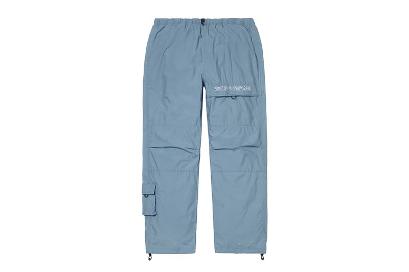 シュプリーム Supreme 2020年秋冬コレクション パンツ 今季はボンテージパンツやスタッズ付きのワークパンツといったパンク要素溢れるものから、アニメ『スマーフ（The Smurfs）』や〈Fox Racing（フォックス レーシング）〉とのコラボピース、絵師・佐伯俊男、Lee Scratch Perry（リー・スクラッチ・ペリー）のアートワークを使ったデニムパンツなどセットアップで着こなしたいアイテムまでが揃う。その他にもカーペンターパンツ、ナイロンパンツ、ベロアパンツ、カーゴパンツなど幅広いスタイルに対応できるピースが多数ラインアップ。