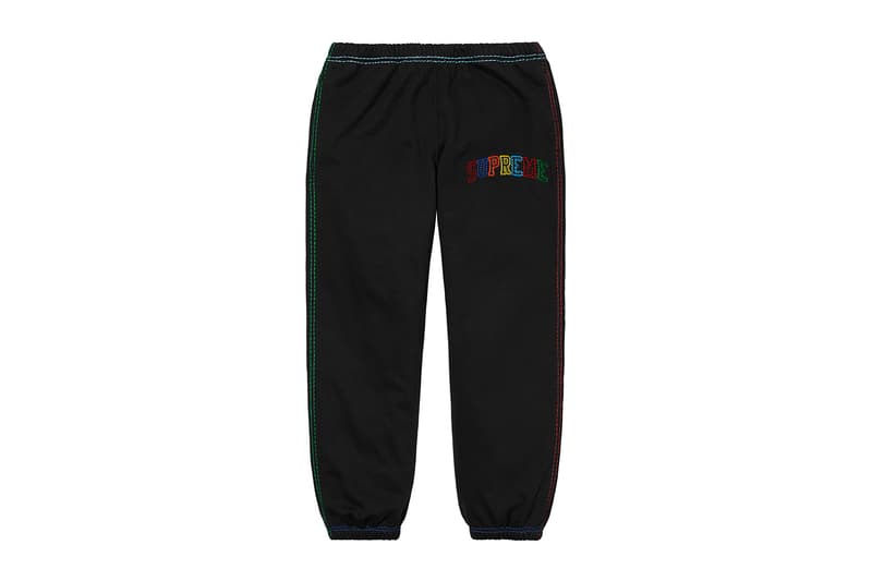 シュプリーム Supreme 2020年秋冬コレクション パンツ 今季はボンテージパンツやスタッズ付きのワークパンツといったパンク要素溢れるものから、アニメ『スマーフ（The Smurfs）』や〈Fox Racing（フォックス レーシング）〉とのコラボピース、絵師・佐伯俊男、Lee Scratch Perry（リー・スクラッチ・ペリー）のアートワークを使ったデニムパンツなどセットアップで着こなしたいアイテムまでが揃う。その他にもカーペンターパンツ、ナイロンパンツ、ベロアパンツ、カーゴパンツなど幅広いスタイルに対応できるピースが多数ラインアップ。