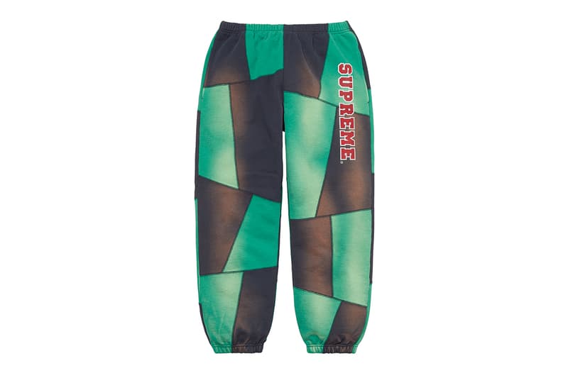 シュプリーム Supreme 2020年秋冬コレクション パンツ 今季はボンテージパンツやスタッズ付きのワークパンツといったパンク要素溢れるものから、アニメ『スマーフ（The Smurfs）』や〈Fox Racing（フォックス レーシング）〉とのコラボピース、絵師・佐伯俊男、Lee Scratch Perry（リー・スクラッチ・ペリー）のアートワークを使ったデニムパンツなどセットアップで着こなしたいアイテムまでが揃う。その他にもカーペンターパンツ、ナイロンパンツ、ベロアパンツ、カーゴパンツなど幅広いスタイルに対応できるピースが多数ラインアップ。