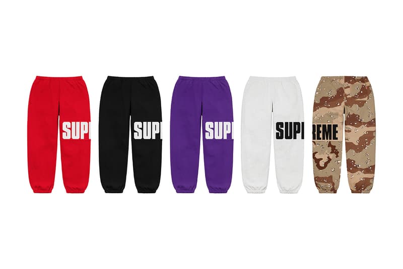 シュプリーム Supreme 2020年秋冬コレクション パンツ 今季はボンテージパンツやスタッズ付きのワークパンツといったパンク要素溢れるものから、アニメ『スマーフ（The Smurfs）』や〈Fox Racing（フォックス レーシング）〉とのコラボピース、絵師・佐伯俊男、Lee Scratch Perry（リー・スクラッチ・ペリー）のアートワークを使ったデニムパンツなどセットアップで着こなしたいアイテムまでが揃う。その他にもカーペンターパンツ、ナイロンパンツ、ベロアパンツ、カーゴパンツなど幅広いスタイルに対応できるピースが多数ラインアップ。