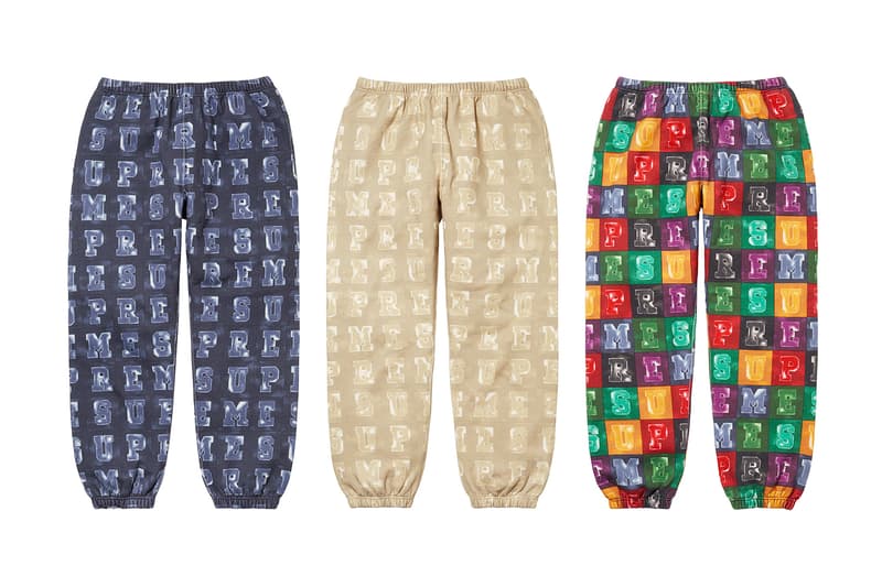 シュプリーム Supreme 2020年秋冬コレクション パンツ 今季はボンテージパンツやスタッズ付きのワークパンツといったパンク要素溢れるものから、アニメ『スマーフ（The Smurfs）』や〈Fox Racing（フォックス レーシング）〉とのコラボピース、絵師・佐伯俊男、Lee Scratch Perry（リー・スクラッチ・ペリー）のアートワークを使ったデニムパンツなどセットアップで着こなしたいアイテムまでが揃う。その他にもカーペンターパンツ、ナイロンパンツ、ベロアパンツ、カーゴパンツなど幅広いスタイルに対応できるピースが多数ラインアップ。