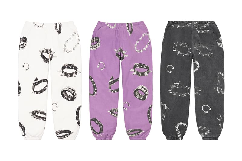 シュプリーム Supreme 2020年秋冬コレクション パンツ 今季はボンテージパンツやスタッズ付きのワークパンツといったパンク要素溢れるものから、アニメ『スマーフ（The Smurfs）』や〈Fox Racing（フォックス レーシング）〉とのコラボピース、絵師・佐伯俊男、Lee Scratch Perry（リー・スクラッチ・ペリー）のアートワークを使ったデニムパンツなどセットアップで着こなしたいアイテムまでが揃う。その他にもカーペンターパンツ、ナイロンパンツ、ベロアパンツ、カーゴパンツなど幅広いスタイルに対応できるピースが多数ラインアップ。