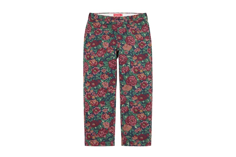 シュプリーム Supreme 2020年秋冬コレクション パンツ 今季はボンテージパンツやスタッズ付きのワークパンツといったパンク要素溢れるものから、アニメ『スマーフ（The Smurfs）』や〈Fox Racing（フォックス レーシング）〉とのコラボピース、絵師・佐伯俊男、Lee Scratch Perry（リー・スクラッチ・ペリー）のアートワークを使ったデニムパンツなどセットアップで着こなしたいアイテムまでが揃う。その他にもカーペンターパンツ、ナイロンパンツ、ベロアパンツ、カーゴパンツなど幅広いスタイルに対応できるピースが多数ラインアップ。