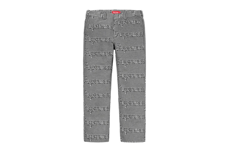 シュプリーム Supreme 2020年秋冬コレクション パンツ 今季はボンテージパンツやスタッズ付きのワークパンツといったパンク要素溢れるものから、アニメ『スマーフ（The Smurfs）』や〈Fox Racing（フォックス レーシング）〉とのコラボピース、絵師・佐伯俊男、Lee Scratch Perry（リー・スクラッチ・ペリー）のアートワークを使ったデニムパンツなどセットアップで着こなしたいアイテムまでが揃う。その他にもカーペンターパンツ、ナイロンパンツ、ベロアパンツ、カーゴパンツなど幅広いスタイルに対応できるピースが多数ラインアップ。