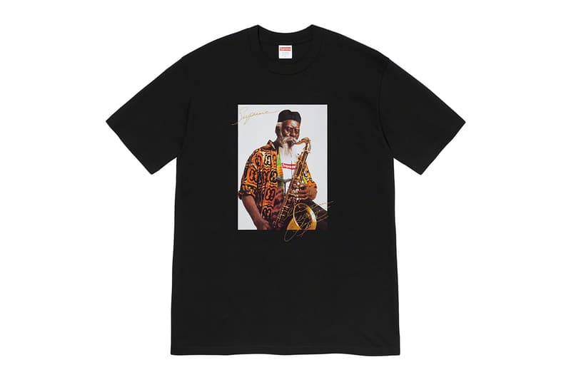 シュプリーム Supreme 2020年秋冬コレクション Tシャツ ボックスロゴTシャツを着用する伝説的サックス奏者 Pharoah Sanders（ファラオ・サンダース）の姿をプリントした逸品から、サイトのログイン時に見かける「私はロボットではありません」の画像選択をモチーフにした遊び心のあるもの、ポップなグラフィックを全面に打ち出したデザインまでラインアップする。