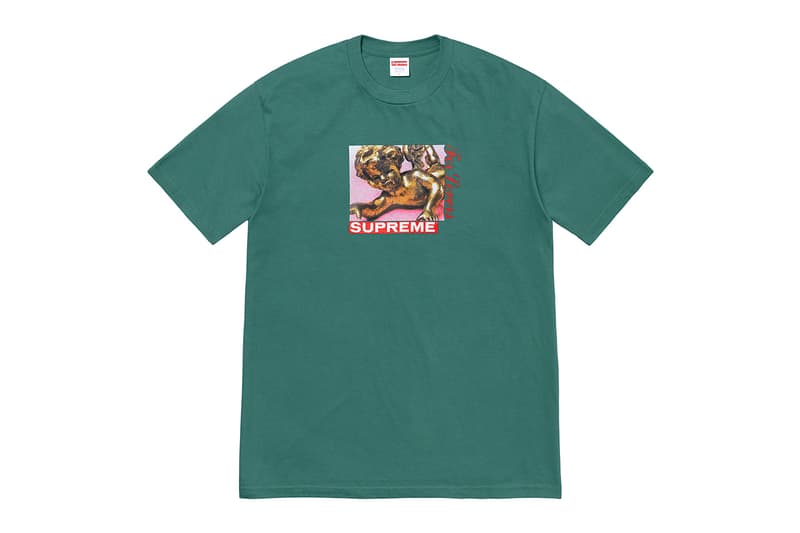 シュプリーム Supreme 2020年秋冬コレクション Tシャツ ボックスロゴTシャツを着用する伝説的サックス奏者 Pharoah Sanders（ファラオ・サンダース）の姿をプリントした逸品から、サイトのログイン時に見かける「私はロボットではありません」の画像選択をモチーフにした遊び心のあるもの、ポップなグラフィックを全面に打ち出したデザインまでラインアップする。