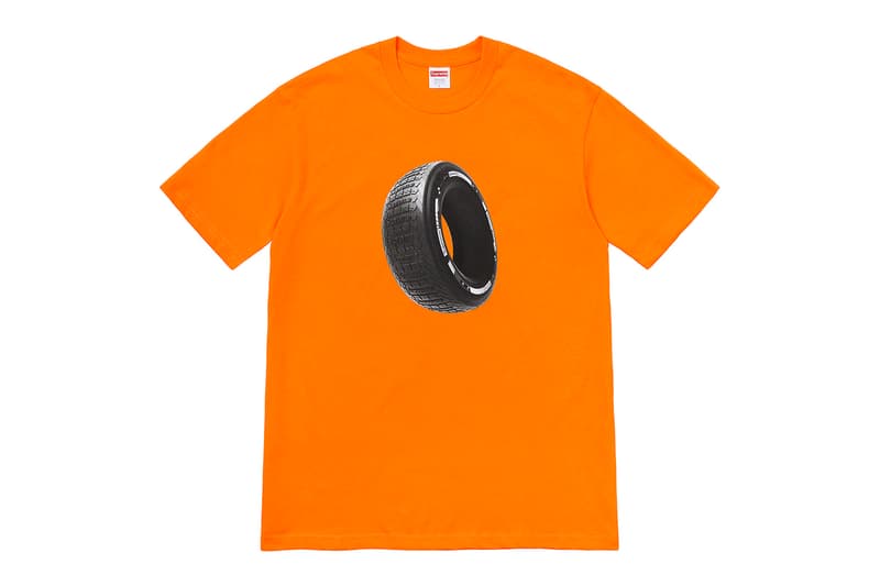 シュプリーム Supreme 2020年秋冬コレクション Tシャツ ボックスロゴTシャツを着用する伝説的サックス奏者 Pharoah Sanders（ファラオ・サンダース）の姿をプリントした逸品から、サイトのログイン時に見かける「私はロボットではありません」の画像選択をモチーフにした遊び心のあるもの、ポップなグラフィックを全面に打ち出したデザインまでラインアップする。