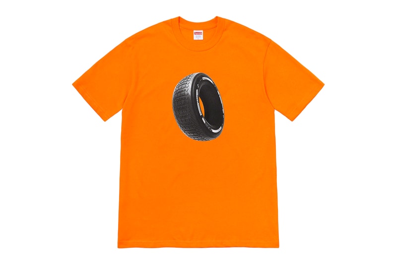 シュプリーム Supreme 2020年秋冬コレクション Tシャツ ボックスロゴTシャツを着用する伝説的サックス奏者 Pharoah Sanders（ファラオ・サンダース）の姿をプリントした逸品から、サイトのログイン時に見かける「私はロボットではありません」の画像選択をモチーフにした遊び心のあるもの、ポップなグラフィックを全面に打ち出したデザインまでラインアップする。