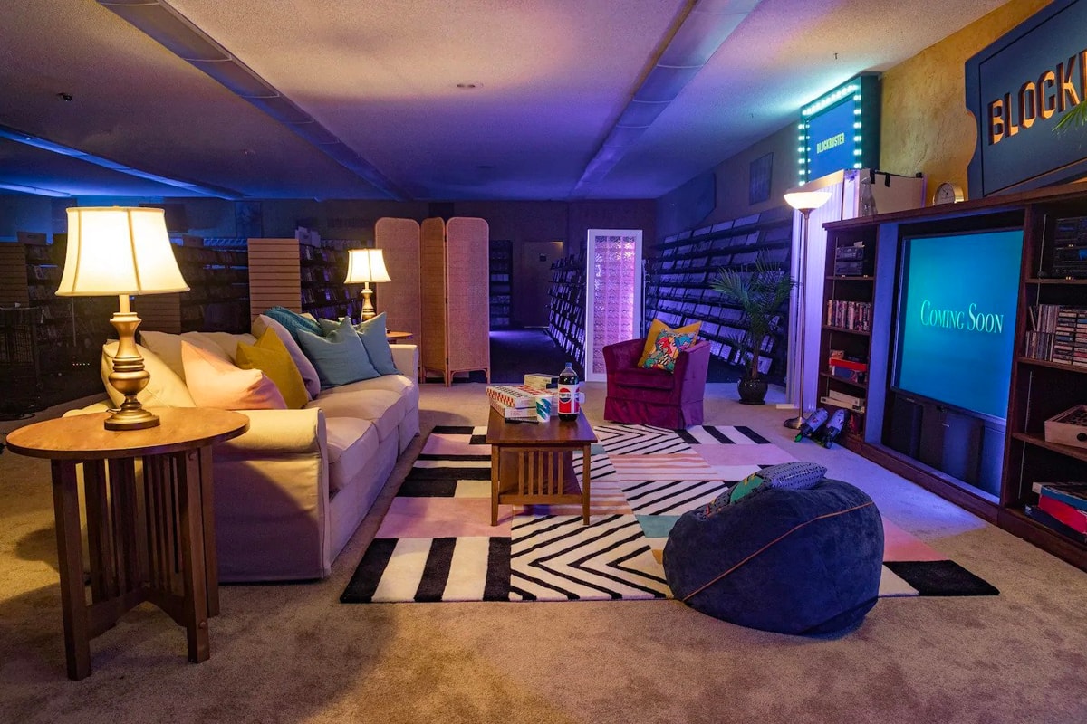 Worlds Last Blockbuster Airbnb Rental Info　オレゴン州ベンドの店舗のみが残るレンタルビデオ店『Blockbuster』が4ドルで宿泊可能に
