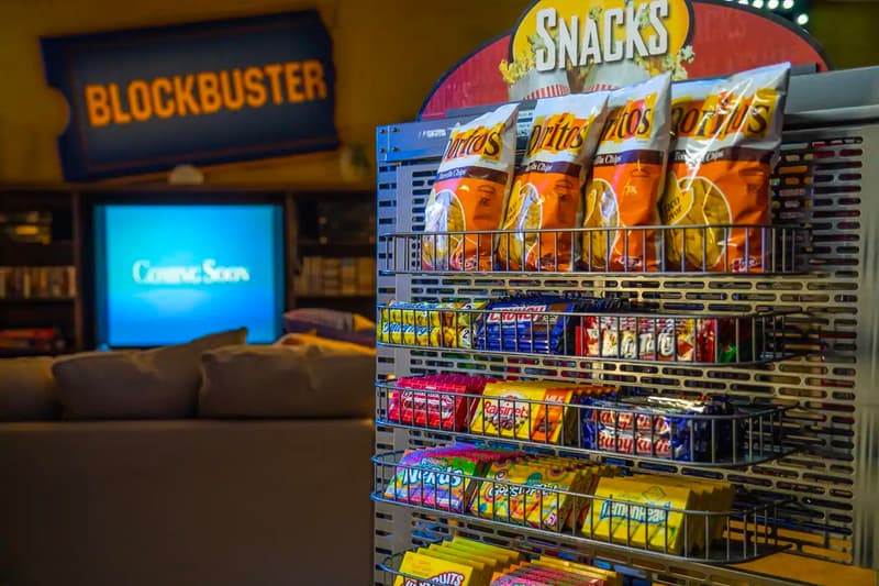 Worlds Last Blockbuster Airbnb Rental Info オレゴン州ベンドの店舗のみが残るレンタルビデオ店『Blockbuster』が4ドルで宿泊可能に