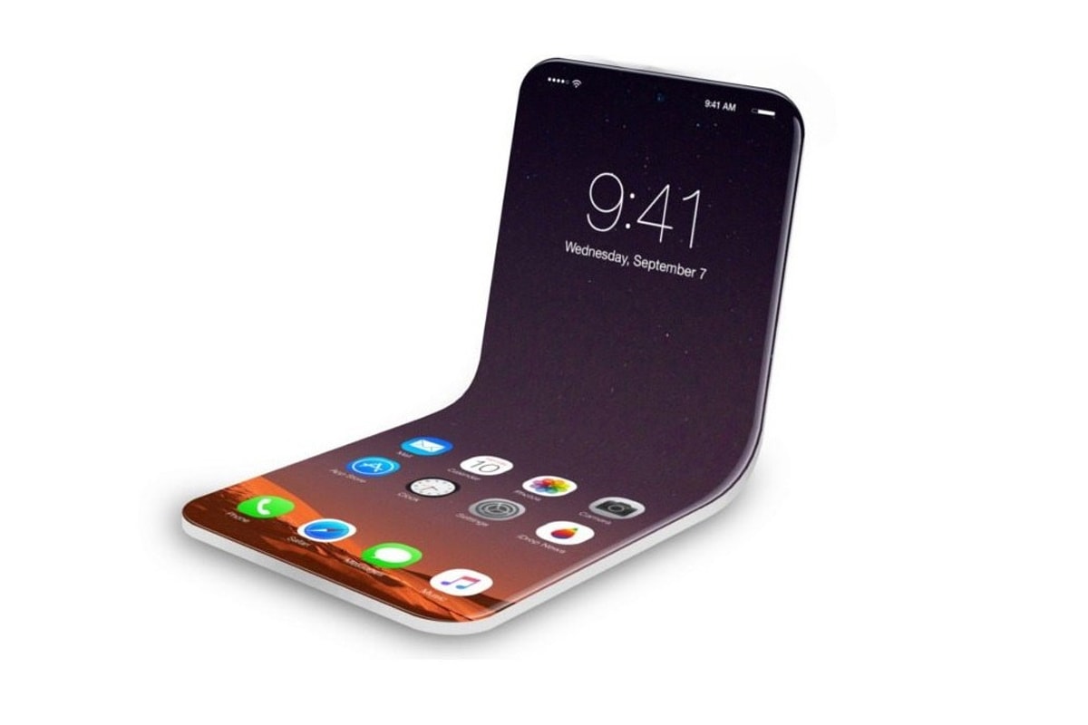 折りたたみ式 iPhone が登場か？ apple iphone samsung foldable display screen sample order korea tech LED mobile phones 