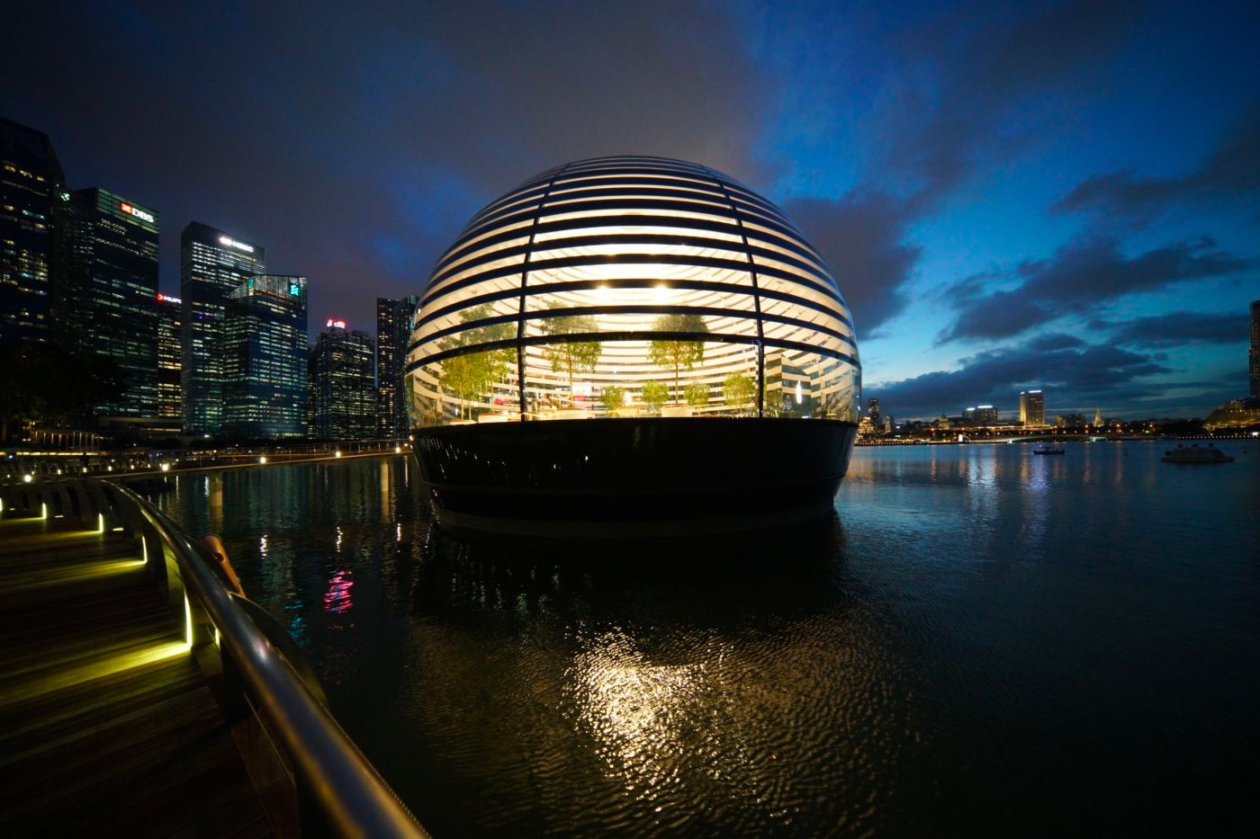 初の水上＆球体のアップルストアがシンガポールにオープン Apple Opens First Floating Store at Singapore's Marina Bay Sands