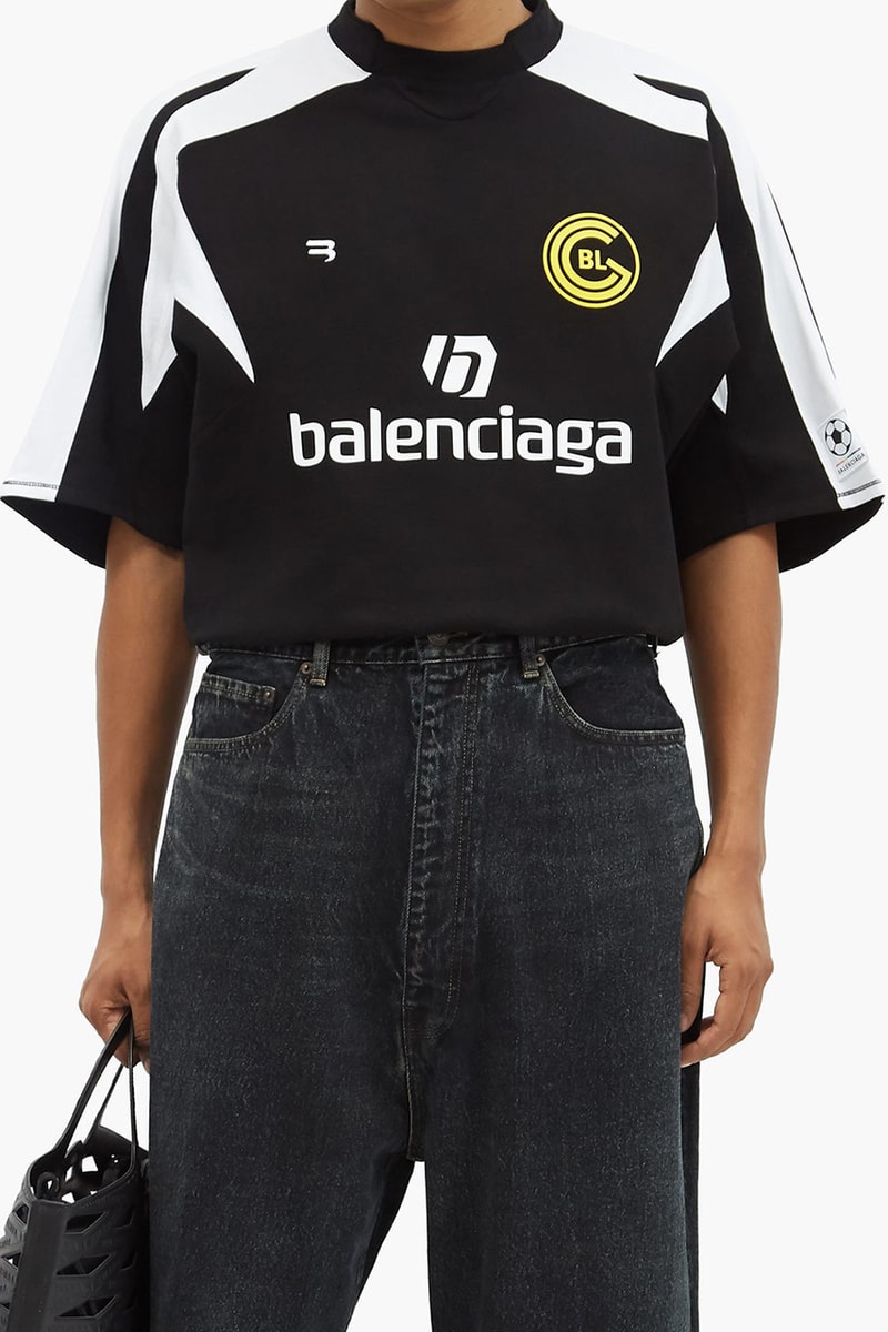 Balenciaga がリュクス感溢れる新作フットボールジャージを発表 Balenciaga Fall/Winter 2020 Football Jersey Logo-Embroidered Cotton-Jersey T-Shirt Soccer Demna Gvasalia Runway FW20 Show $780 USD Drop Release